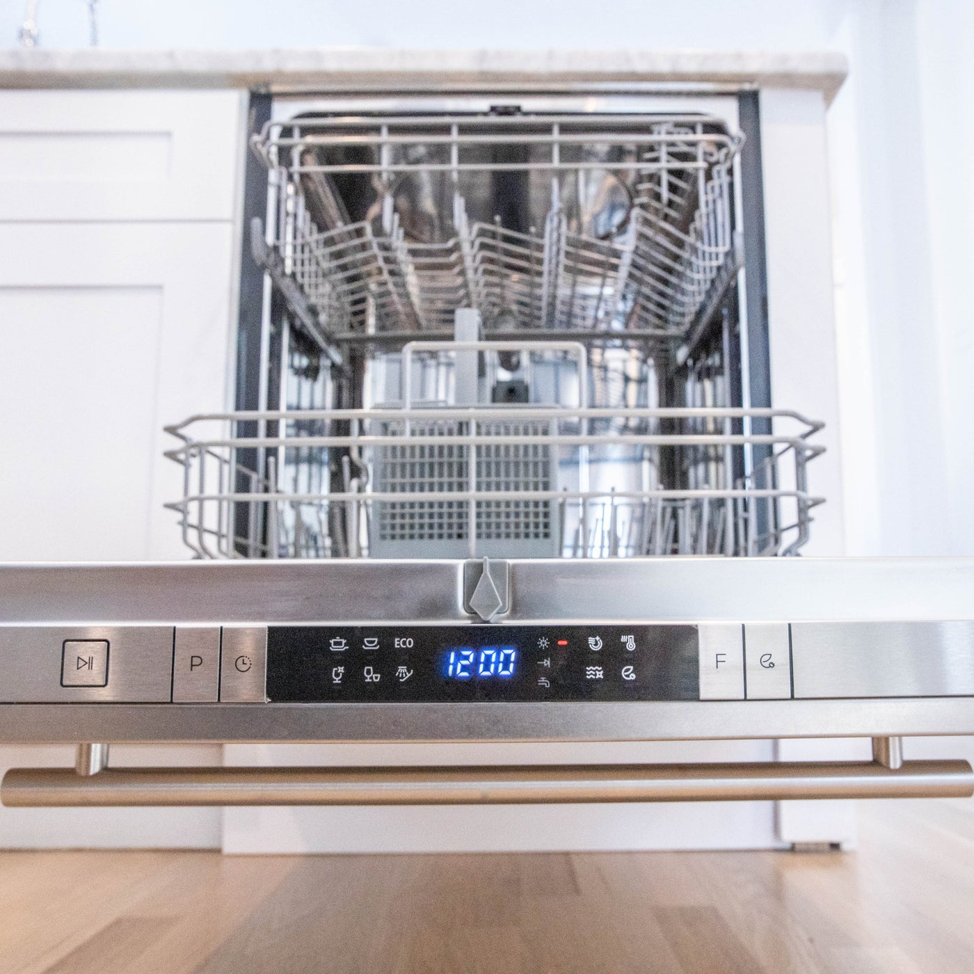 ZLINE 18 Dishwasher w/ Traditional Handle (DW-BLM-18)
